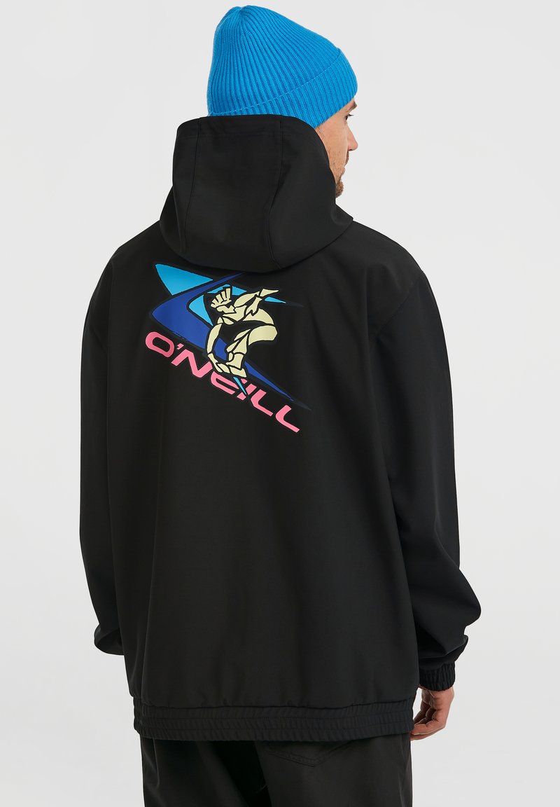 Zwarte hoodie met elastische boorden, voorzien van een grote kleurrijke grafiek op de achterkant met een gestileerde figuur en merknaam.