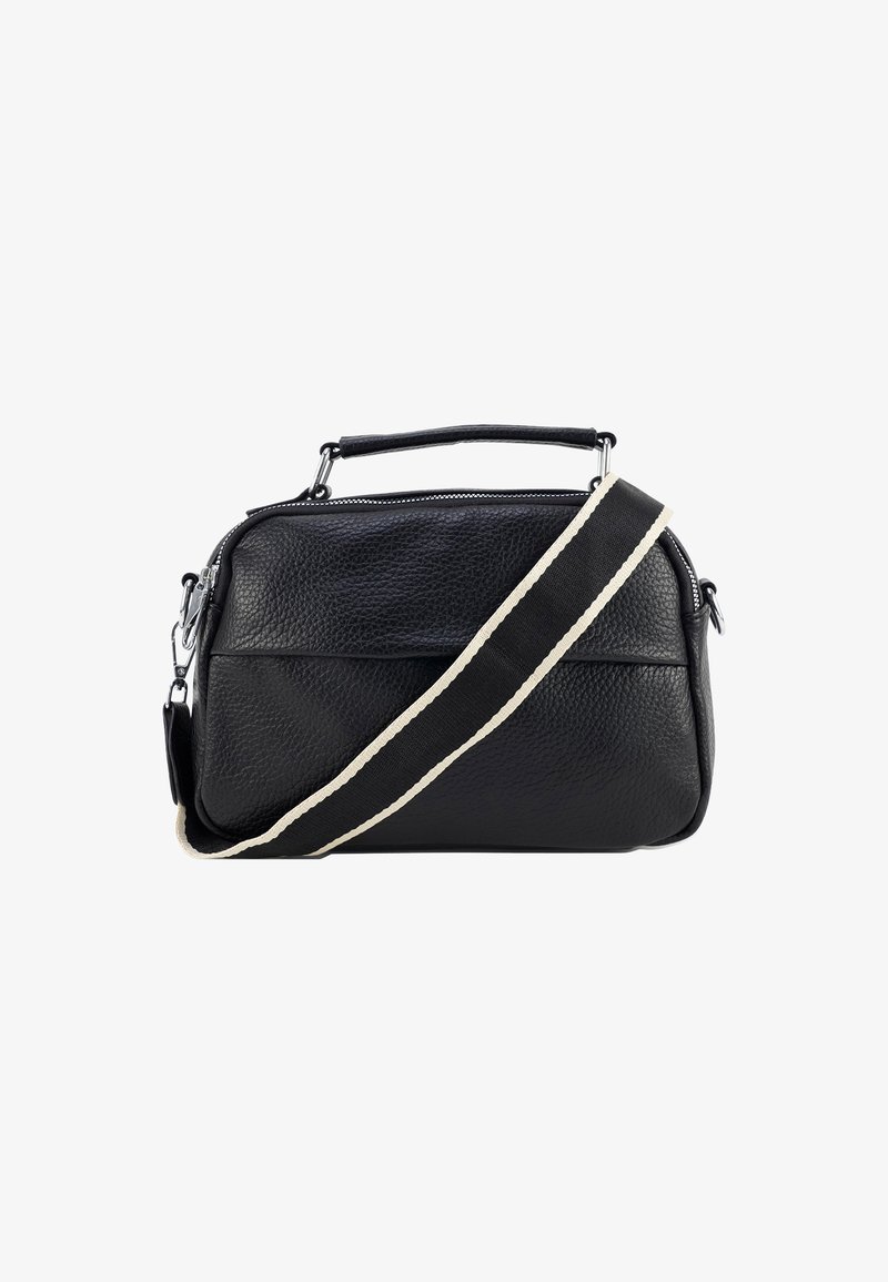 Zwarte leren handtas met een gestructureerde afwerking. Beschikt over een bovenhandvat, een verstelbare gestreepte schouderriem en een ritssluiting. Compacter rechthoekige vorm.