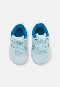 Lys blå sportsko med et teksturert mesh-overdel, teal detaljer, hvit såle og snørebånd for sikker passform. Star Runner-logo på tungen.