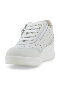 Sneaker bianco con design perforato, caratterizzato da una silhouette elegante, punta arrotondata e suola spessa. Comprende accenti argentati e dettagli con lacci.