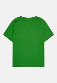 T-shirt de algodão verde, mangas curtas, gola redonda, com um logótipo impresso a preto nas costas perto do ombro. Textura suave.