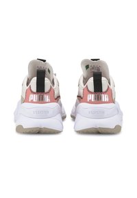 Puma-sneakers med en beige och rosa ovandel, vit mellansula och texturerad hälflik. Har varumärkeslogotyp och förstärkningsstygn.