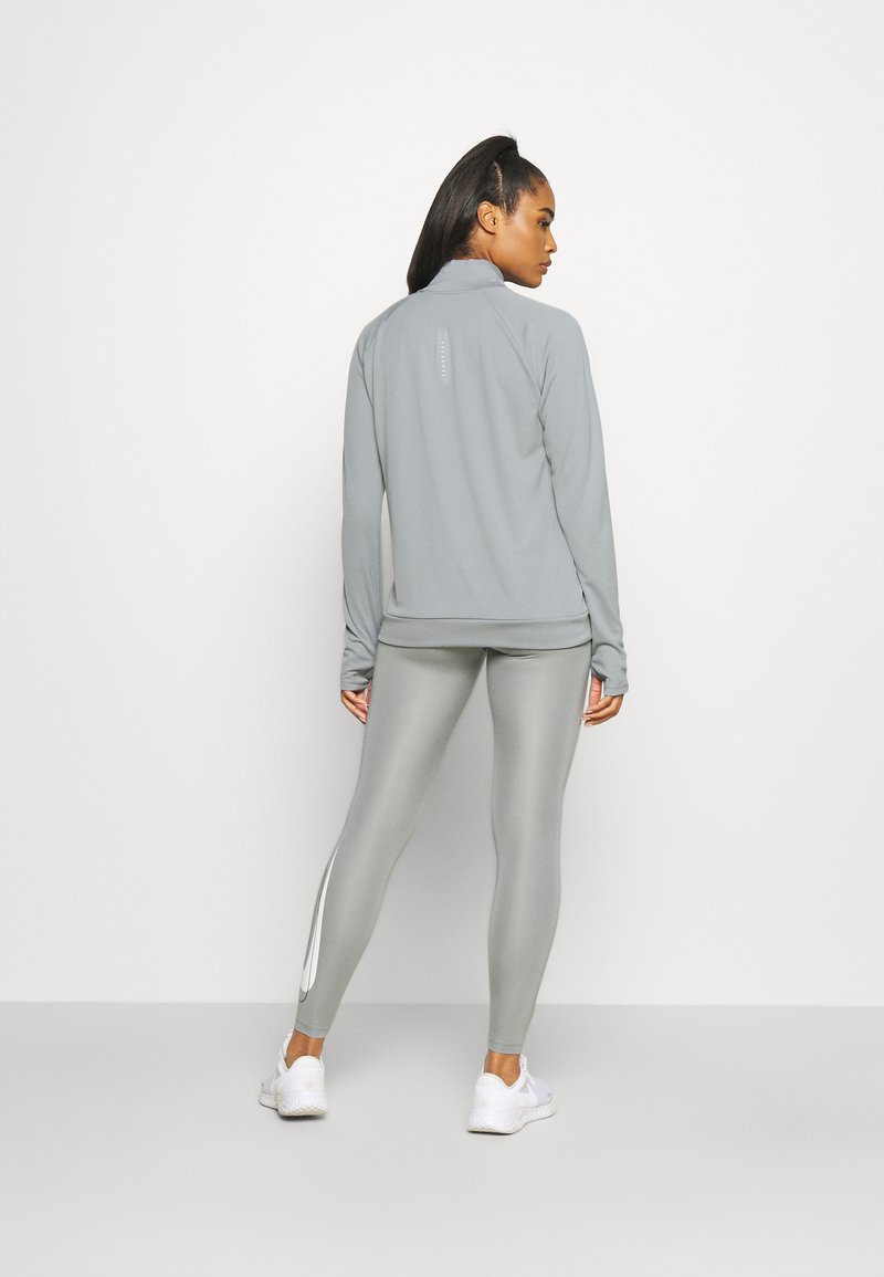 Damen Sportbekleidung | Nike Performance RUN Langarmshirt particle grey/white/grau - YE49072 Damen Sportbekleidung | Nike Performance RUN Langarmshirt particle grey/white/grau - YE49072