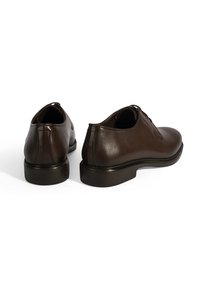 Braune Leder-derbyschuhe mit glatter Textur, klassischem Schnürdesign, runder Zehenform und niedrigem, robustem Absatz.