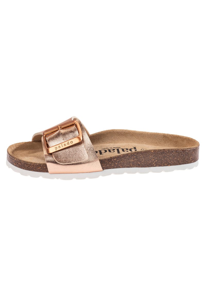 Metallisk rosaguld slide sandal med ett brett rem och en stor kvadratisk spänne, korkmellansula och en texturerad vit gummisula.