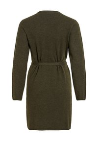 Robe en maille vert olive à manches longues, longueur au genou, avec une ceinture assortie à la taille, vue de dos sur fond blanc.