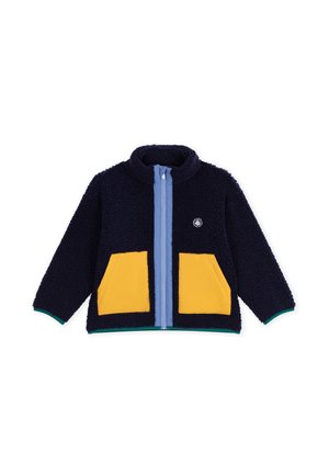 Marineblaue Fleecejacke mit hellblauem Reißverschluss und zwei großen gelben Fronttaschen, für Kinder entworfen.