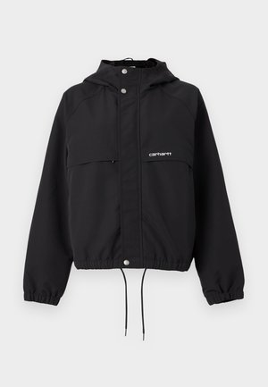 Giacca nera con cappuccio, polsini elastici e orlo regolabile con coulisse. Presenta due tasche frontali e un logo sul lato sinistro. Tessuto liscio.