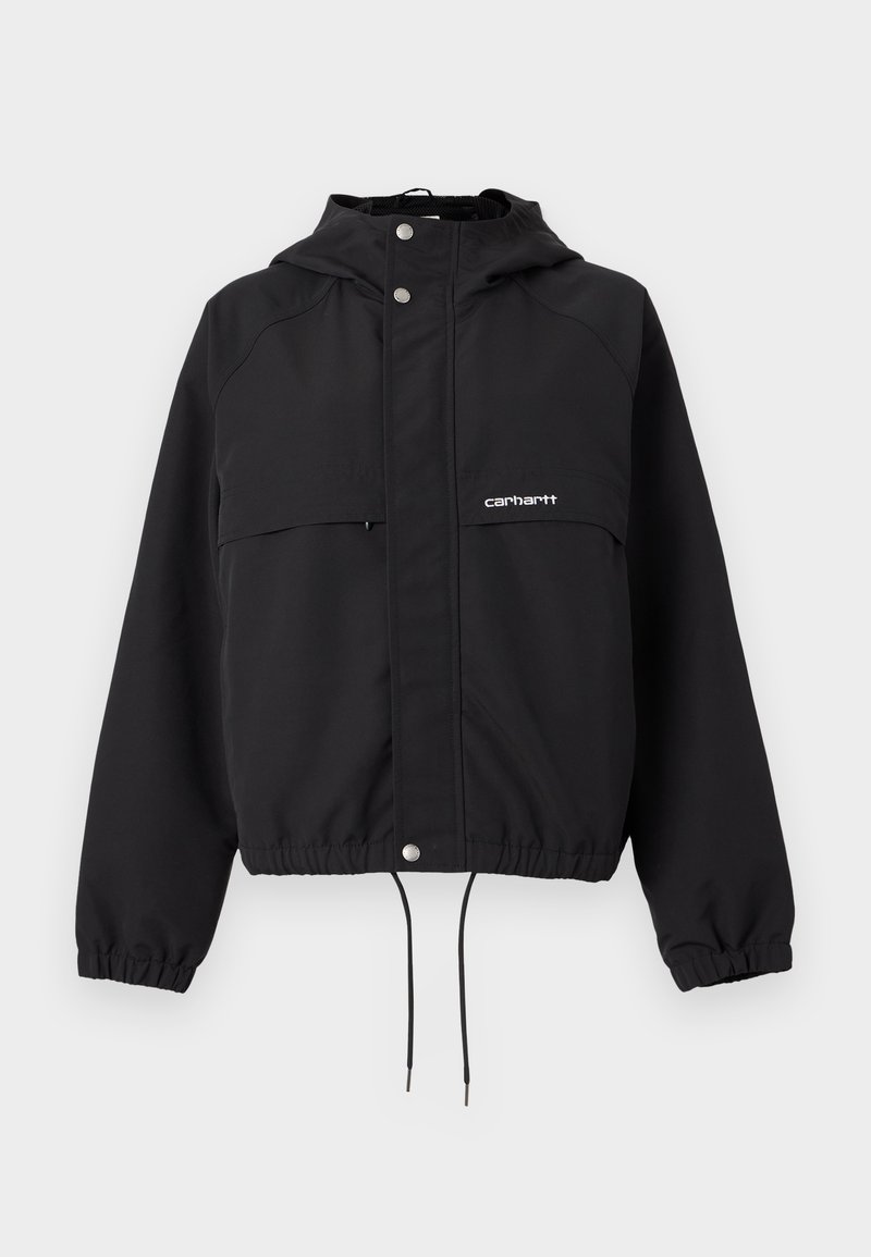 Giacca nera con cappuccio, polsini elastici e orlo regolabile con coulisse. Presenta due tasche frontali e un logo sul lato sinistro. Tessuto liscio.