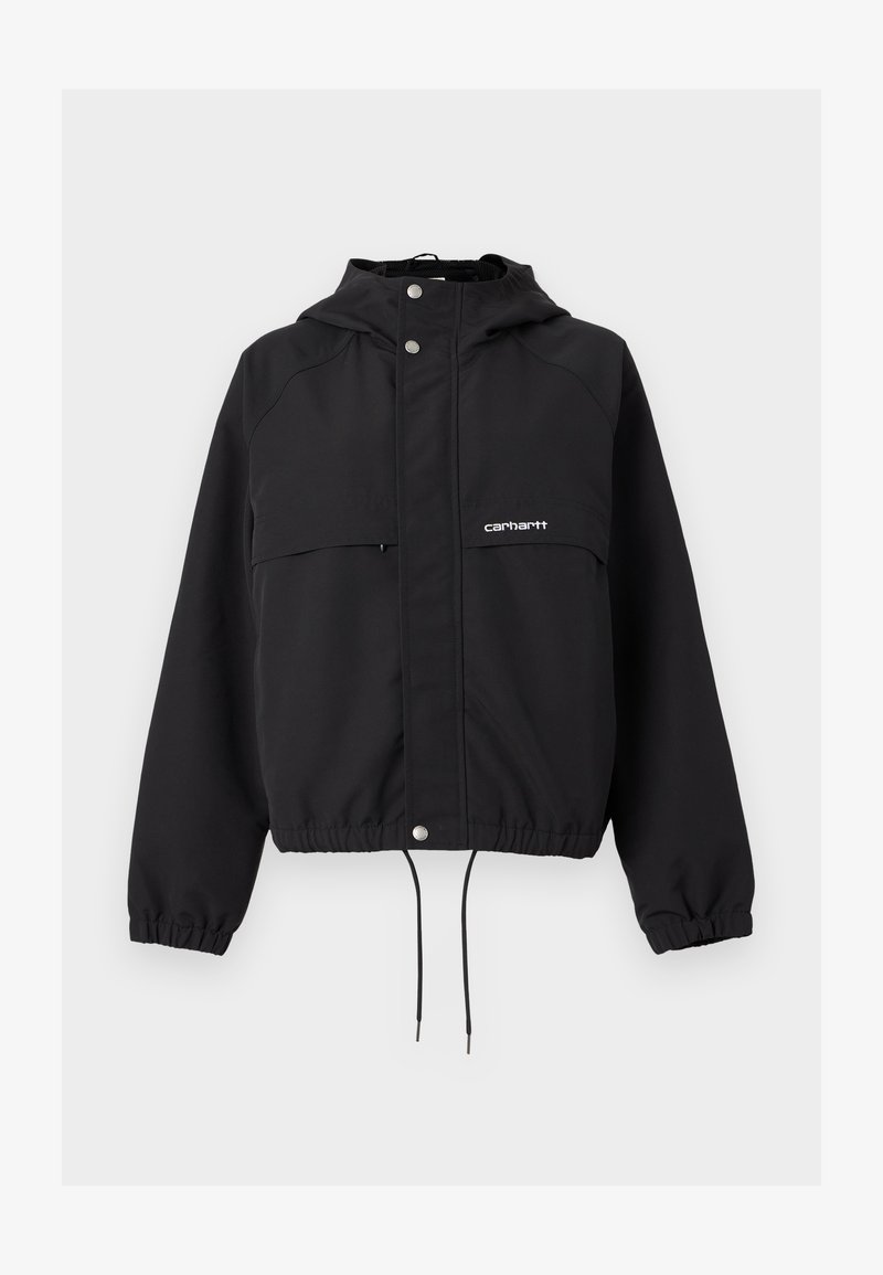 Giacca nera con cappuccio, polsini elastici e orlo regolabile con coulisse. Presenta due tasche frontali e un logo sul lato sinistro. Tessuto liscio.