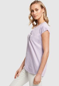 Merchcode FAITH EXTENDED SHOULDER TEE - T-shirts print - lilac