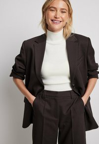 OVERSIIZE - Korte frakker - brown