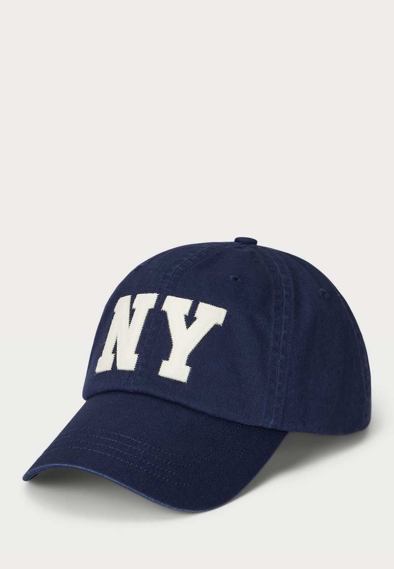 Casquette bleu marine en coton avec une visière courbée, ornée de grandes lettres blanches brodées "NY" à l'avant. Finition en tissu texturé.