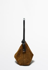 Brun mockabagd med geometrisk form, utrustad med en svart justerbar läderrem och rena sömnadsdetaljer. Slät yta med matt finish.