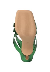 Semelle d'une sandale verte à brides avec un bout carré, taille 37, et un petit talon avec un motif de grip texturé.