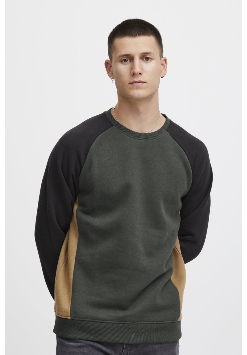 Mørkegrøn og sort raglan sweatshirt med beige sidepaneler; blød tekstur, ribbet krave og manchetter, med en afslappet pasform.