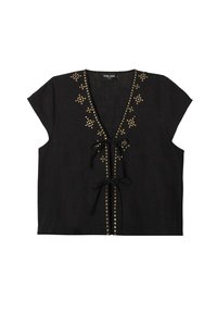 Blusa negra de manga corta con escote en V, tachuelas doradas decorativas en un patrón de diamante y cierre frontal con lazo. Textura similar al lino.