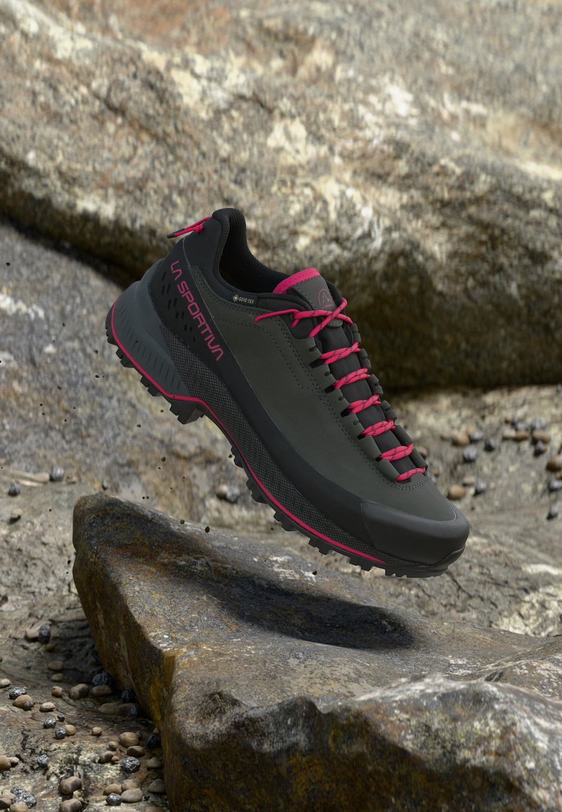 La Sportiva TX5 EVO WOMAN GTX - Hiking shoes - carbon/azalea/grey - Zalando