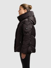 Must pufferjope kõrge krae ja kapuutsiga, millel on tikitud sektsioonid ja vasakul varrukal ümmargune logo, sile tekstuur.