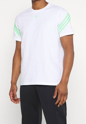 Weißes T-Shirt mit kurzen Ärmeln aus Baumwolle, mit grünen Streifen an den Ärmeln und einem kleinen grünen Logo auf der Brust. Rundhalsausschnitt.