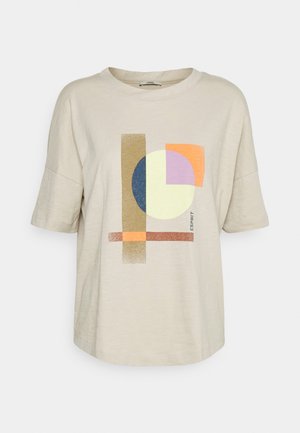 Beżowy T-shirt z krótkim rękawem z abstrakcyjnym geometrycznym nadrukiem w kolorach niebieskim, kremowym, różowym, pomarańczowym i brązowym oraz napisem "ESPRIT" z przodu.