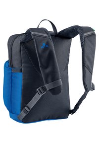 Zwarte en blauwe rugzak met gevoerde schouderbanden, gaasaccenten, dubbele rits sluiting en zijvak. Gemaakt van duurzaam fabric.
