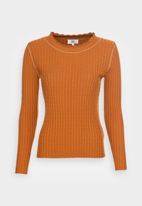 Pomarańczowy sweter dzianinowy z prążkowanym wzorem, długimi rękawami, falbaniastym kołnierzem oraz kontrastowym białym wykończeniem wzdłuż dekoltu. Materiał ma teksturowane wykończenie.