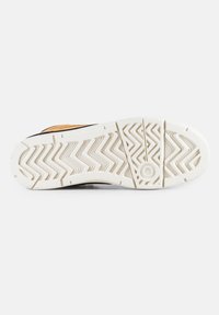 Suola di sneaker nera e marrone con intersuola in gomma bianca, dotata di un motivo a zigzag per una migliore aderenza e dettaglio del logo circolare sul tallone.