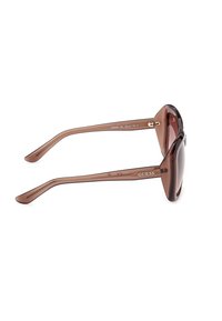 Lunettes de soleil Guess transparentes marron avec de larges verres rectangulaires et des branches courbées, vues de profil sur un fond blanc.
