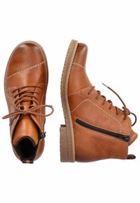 Bottes de cheville en cuir marron avec un design à lacets, fermeture éclair sur le côté, accents cousus, bout rond et semelle en caoutchouc texturée.