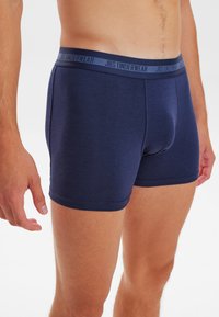 Nachtblaues Boxershort mit einem weichen, elastischen Bund, auf dem der Text "JBS UNDERWEAR" steht. Hergestellt aus einem glatten, dehnbaren Material für maximalen Komfort.