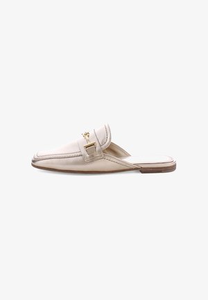 Beige leren instapslippers met een spitse neus, een lage houten hak en een gouden gespaccent. Gladde textuur met gestikte details.