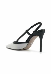 Schwarzer und grauer spitzer High Heel Schuh mit Slingback-Riemen, glattem Material und schlankem Stiletto-Absatz. Verfügt über ein Logo-Detail auf der Sohle.