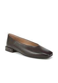 Scarpa piatta in pelle marrone con punta quadrata, tacco basso a blocco e una leggera lucentezza. Presenta una texture liscia e un design minimalista.