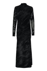 Černé sametové šaty s dlouhými rukávy, vysokým výstřihem a nařasenými detaily. Vyznačují se hladkou, jemnou texturou a abstraktním vzorem. Délka po zem.