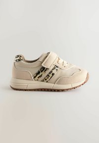 Chaussure de sport beige avec une bande velcro, ornée de rayures imprimé léopard marron, un dessus texturé et une semelle en caoutchouc durable.