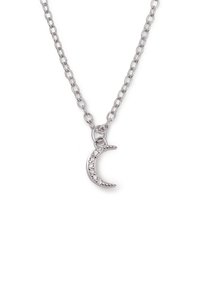 Collier en argent avec une chaîne texturée et un pendentif en forme de croissant de lune décoré de petites gemmes claires.