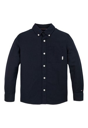 Μπλε πουκάμισο μακρυμάνικο σε ναυτικό μπλε χρώμα με κουμπιά, γιακά με κουμπιά, μπροστινή τσέπη στο στήθος και λευκά κουμπιά, απλωμένο επίπεδα σε λευκό φόντο.