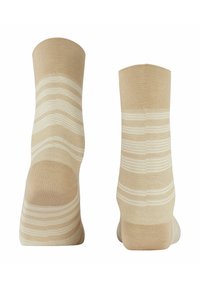 Beige Socken mit weißen horizontalen Streifen, die ein strukturiertes Strickdesign aufweisen. Glatte Zehen- und Fersenbereiche, hoch bis zur Mitte der Wade.
