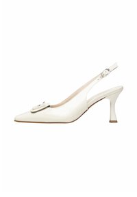 Décolleté bianchi in vernice con punta affusolata, caratterizzati da un dettaglio a fiocco e un tacco sottile. Texture liscia, design semplice e cinturino regolabile.