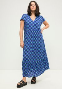Studio Untold A-LINE ALLOVERPRINT V-AUSSCHNITT FLÜGEL-HALBARM - Vestito lungo - cornflower blue