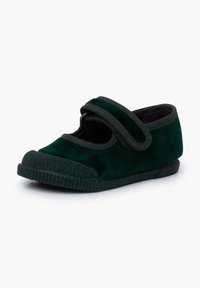 Zapato de terciopelo verde con punta redondeada y suela de goma negra. Cuenta con una doble correa de velcro para un ajuste seguro.