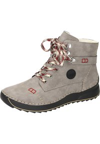 Grau Wildleder Stiefelette mit rot-cremefarbenem Muster-Schnürsenkel, silbernen Ösen und schwarzer Gummisohle. Verfügt über eine Steppung und Logo-Detail.