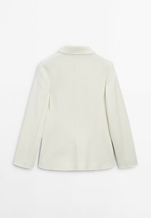 Witte blazer met lange mouwen en kraag, weergegeven vanaf de achterkant op een effen witte achtergrond.
