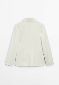 Cremefarbene Blazer aus strukturiertem Stoff mit Reverskragen und langen Ärmeln, mit klaren Linien und geradem Schnitt.
