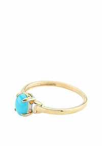 Anello d'oro con una pietra turchese tondeggiante, fissata con artigli decorativi. Fascia liscia con una finitura lucida, con accentuazioni minime.
