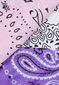 To bandanas: en rosa med svarte paisley-mønstre, den andre i lilla med lignende design, begge laget av mykt stoff.