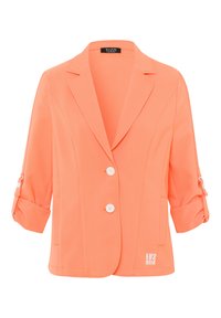 Perzikkleurige blazer met een rechtopstaande kraag, drie knopen en opgerolde mouwen. Bevat logo-detail aan de zoom en een gladde stoftextuur.