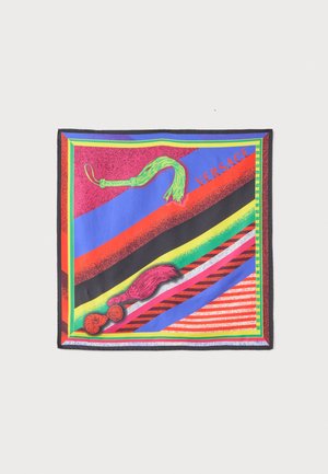 Écharpe Versace aux couleurs vives avec des rayures diagonales, des motifs à pampilles et un logo en haut à droite sur fond blanc.