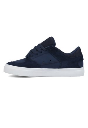 Granatowy niski sneaker z panelami z zamszu i siateczki, sznurowany z przodu, z białą gumową podeszwą widoczny z profilu bocznego.